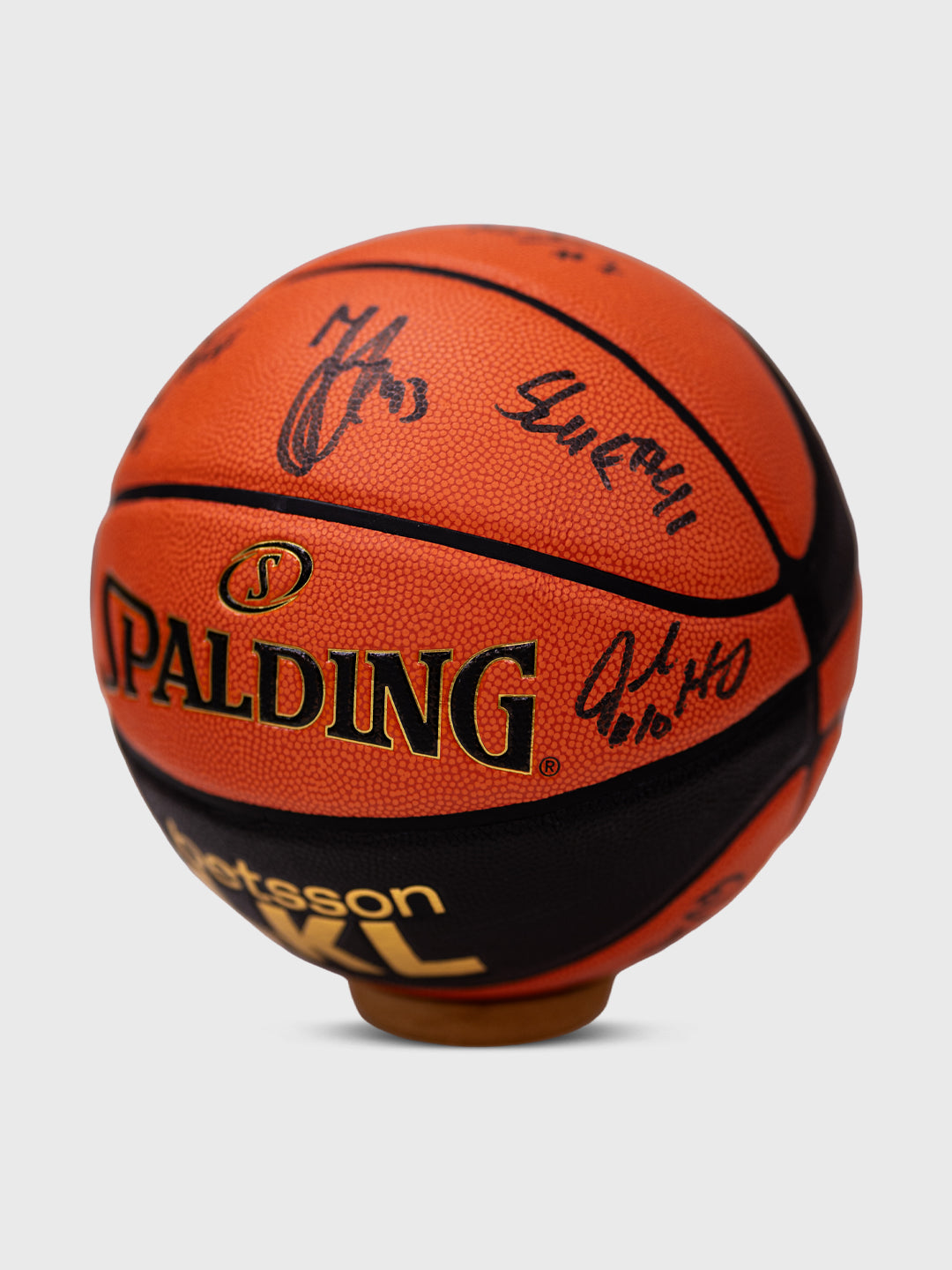 LKL kamuolys su komandos parašais